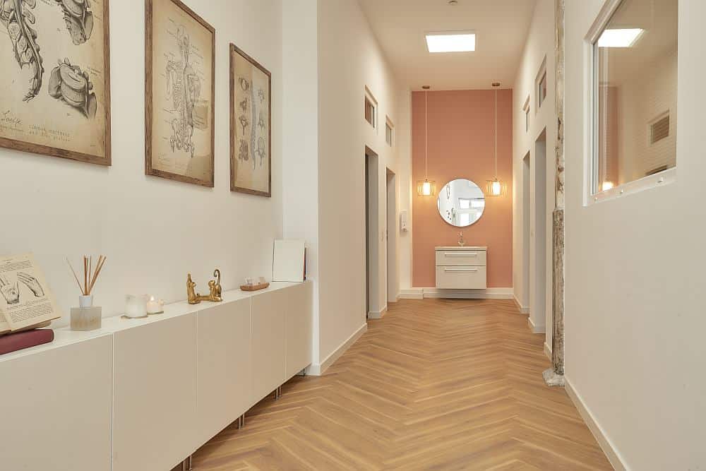 Moderne Praxisräume der Physio Family Koblenz mit warmer Atmosphäre