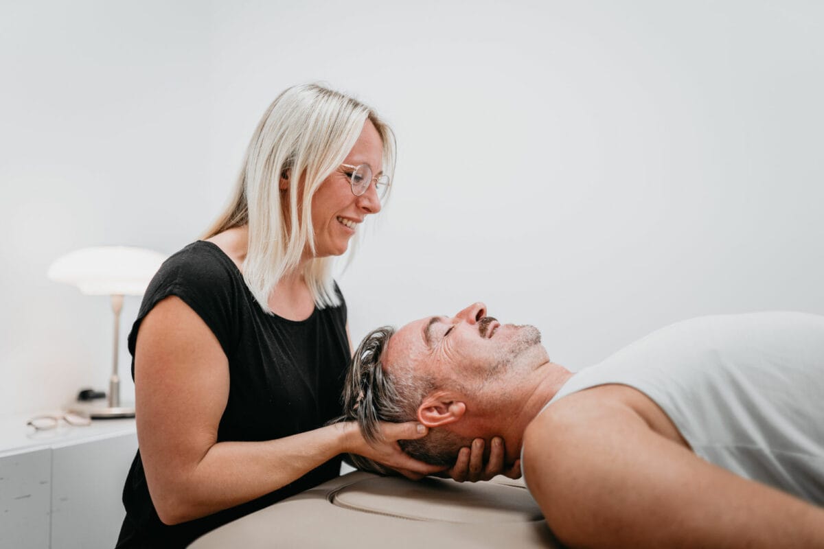Physiotherapeutin bei der manuellen Therapie in der Praxis Physio Family Koblenz